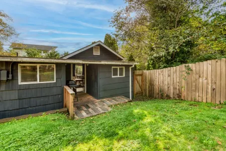 Surf Haven Unit B w/ fire pit walking distance to surfing beaches