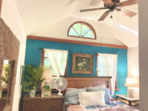 Magical private estate:3 bed Sage Cottage,big porch near Cambridge Beaches & fun Hotels in Sandys