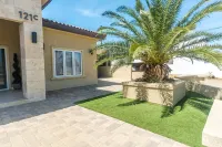 “Villa Oasis” Walking distance to beach, supermarket and restaurants.