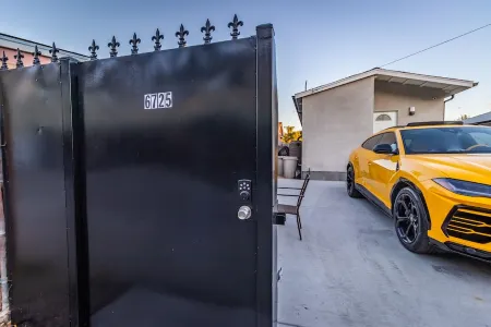 Clean & Stylish Home, Gated Parking, Yard, Fully Stocked, Monthly Discount, Pets Отели рядом с достопримечательностью «Valley Presbyterian Church»