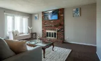 Spacious & Cozy ~ Mins to Downtown