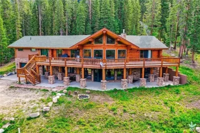 Private lodge with STEAM ROOM, huge deck, Mountain Views! Hotels near Blue Lakes Trailhead