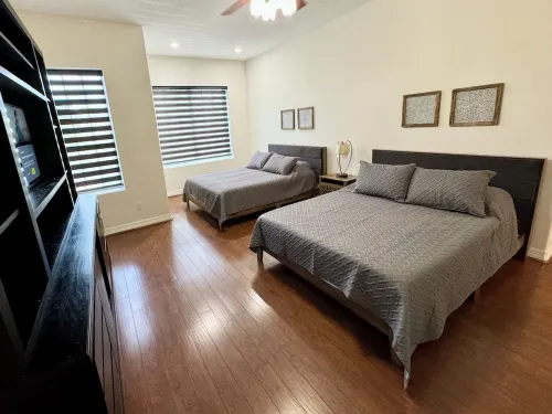 5 bed/4.5 bath family home with office space @ Cimarron. Excellent location! 미션 호텔