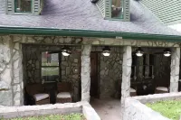 Large 4BR Buffalo Mountain Retreat in Williamson with pool,  Ride to trails