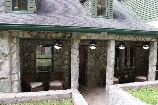 Large 4BR Buffalo Mountain Retreat in Williamson with pool,  Ride to trails