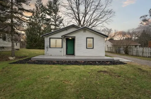 Splash of Sunshine  2 Bed 1 Bath Hotels in Waverly