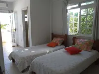 Spacious house to gather family and friends, beach, barbecue, pool and green area