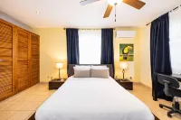 Tamarindo Perfect Location! Beautiful Condo for 6 Hotels in 