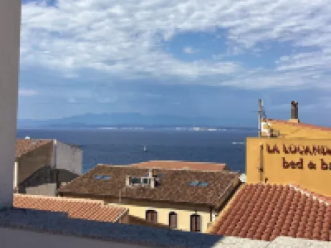 Seaview cozy penthouse 300m walk to the beach, large terrace. Center Village.