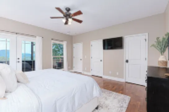 Charming 1-bedroom house w/ mountain view & close to Fontana Lake in Bryson City