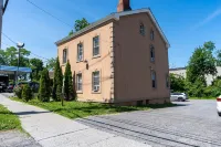 King Bed / Private Parking / 300mbps+ WiFi