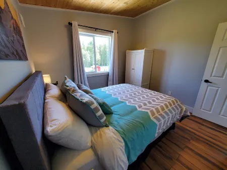 Meadow View Guest House, covered parking and only 10 minutes from ski hill