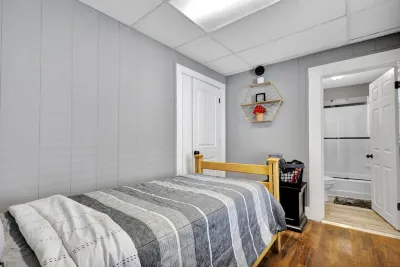 Charming 1 Bedroom House in Lansing, MI Hotels near Reutter Park