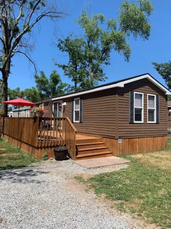 Beautiful 3 Bedrooms Getaway On Niagara on the Lake perfect for 4 adults + kids Отели рядом с достопримечательностью «Сентенниал Лилак Гарден»