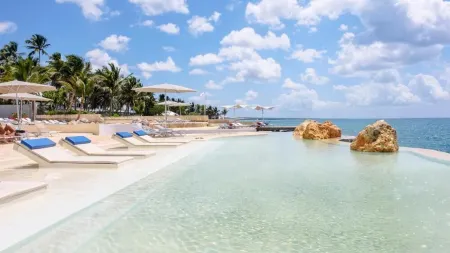 Cozy Apartment with 24/7 pool - 5-10 min walk to Beach, Clubs, activities!