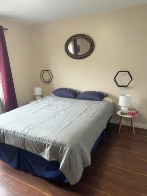 Modern and Sleek place centrally located in Charlottetown. Sleeps 5 by Casino Hôtels à : 