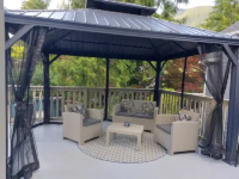 NorthVAN Nature Living Home, 5min to town, beach, suspension bridge, river ,hike Hotels in North Vancouver