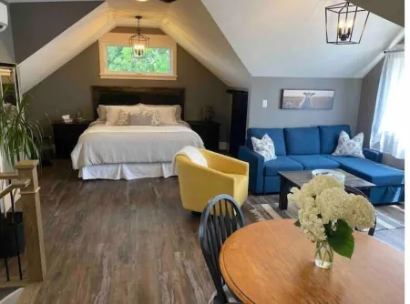 Lovely spacious 600sq ft loft with beautiful views