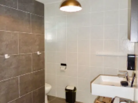 Beautiful studio with pool, very close to Eagle Beach 鷹海灘酒店