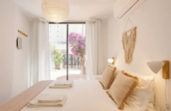 (RARE Traditional Family Villa 100m from the beach and city centre