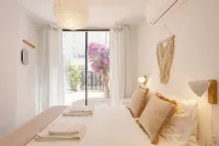 (RARE Traditional Family Villa 100m from the beach and city centre