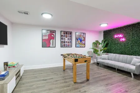 Modern Jersey City Getaway - Art & Family Fun! Отели рядом со станцией Хобокен-Поезд