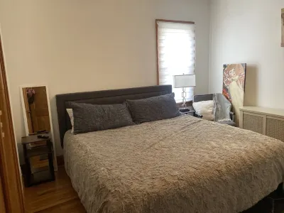8Beds, 2Queen, 3Twin, 2Sofa sleepers. Min. to O’hare & Allstate. Free parking