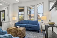 Historic Downtown Brownstone Completely Renovated! Hotels in Cedar Falls