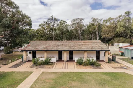 Yanchep Inn Отели в г. Янчеп