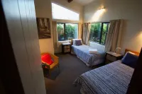 Waikuta Lakeside Lodge on Lake Rotorua Hotels in Ngongotaha