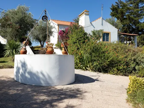 House Countryside with view on the Dam, with Pool, lawn, Barbecue, porch Hotels in Montargil