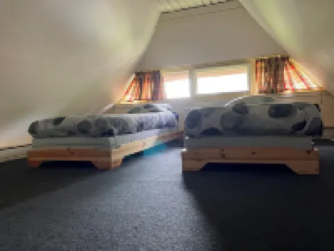 Idyllic house with spacious garden next to canal, boat rent is possible (extra) Hotels in Giethoorn