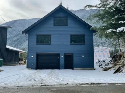 Brand New Spacious 5-Bed Retreat in Sunshine Valley