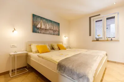 Apartment Castel with sea view for 4 persons in Porec, top location, close to the sea Hotels in Brulo