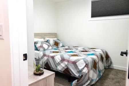 Amazing Basement Suite With a Dedicated Workspace