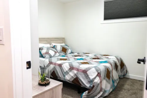 Amazing Basement Suite With a Dedicated Workspace