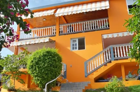 Feet in the water 2 Отели в г. Лез Анс-д'Арле