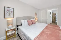 8Min to Beach by Car/King Bed/Fenced Yard/Prking