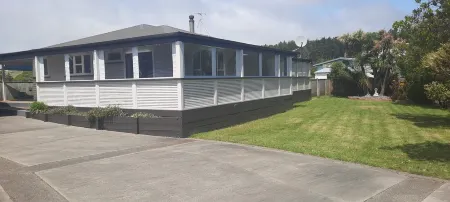 Family holiday home at Waitarere Beach. Отели в г. Уэйтарер