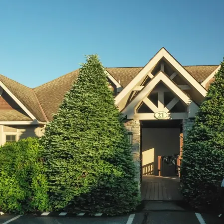 Walk to ski slopes! INCREDIBLE MTN VIEWS,SUNSETS, HOTTUB, FIREPLACE