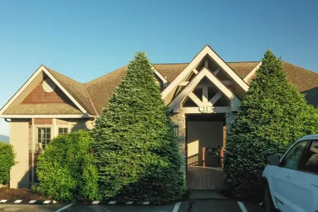 Walk to ski slopes! INCREDIBLE MTN VIEWS,SUNSETS, HOTTUB, FIREPLACE