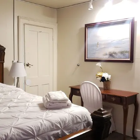 Cozy Upper 2 bedroom apartment >Free Wi-Fi and parking - 2nd floor-private space