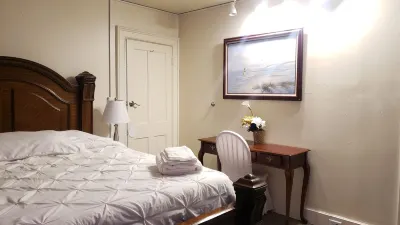 Cozy Upper 2 bedroom apartment >Free Wi-Fi and parking - 2nd floor-private space 新倫敦站附近的飯店