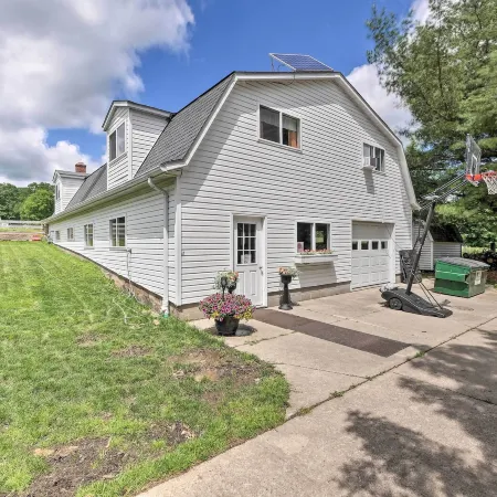 Loft Unplugged w/ Outdoor Space in Amish Country!