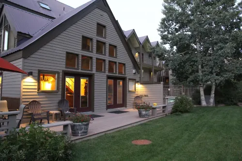 레드어닝의 바이킹 로지 100ab 4 베드룸 콘도, 그릴과 공간이 많은 거대한 강변 데크