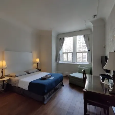 Ambrose House & Cafe - Self Check-in Guesthouse Отели рядом с достопримечательностью «Университет Макгилл»