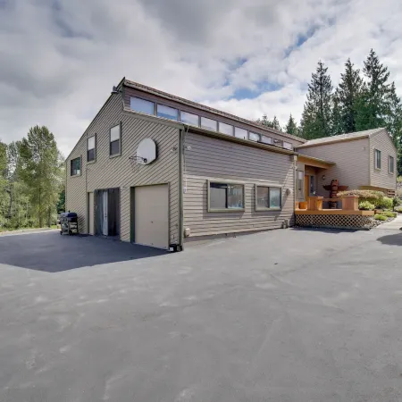 Pet-friendly Auburn Home on 3 Acres