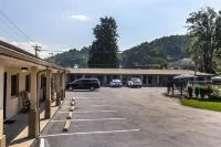 Relax Inn - Bryson City - parking
