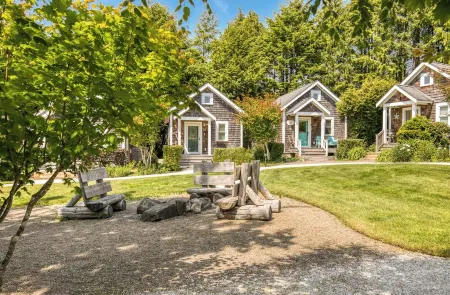 Seabrook Cabin- Private Yard & HotTub, 10 Minute Walk to Town, Dog Friendly