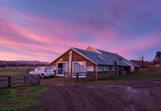 라토 팜의 전통적인 외관 또는 아늑한 객실 내부